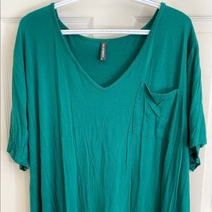 Allegrace basic emerald green flowy tee with pocket